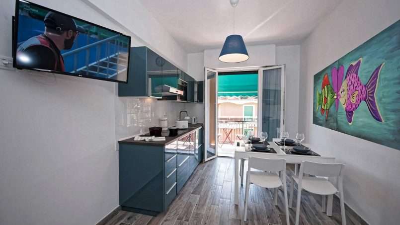 cipriani-5a-TV32-balcony-with-awnings-table-and-chairs-kitchen-with-induction_plan